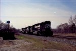 NS 7052 leads an intermodal train northbound